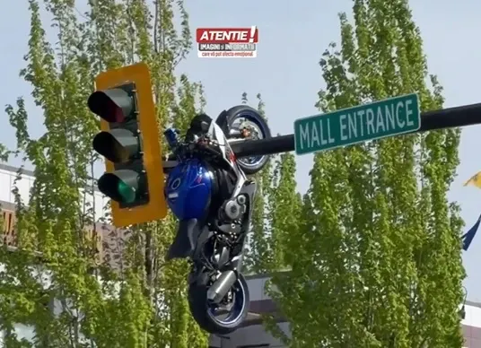 Motocicletă rămasă suspendată pe semafor, în urma unui accident în Canada. Imagini halucinante VIDEO