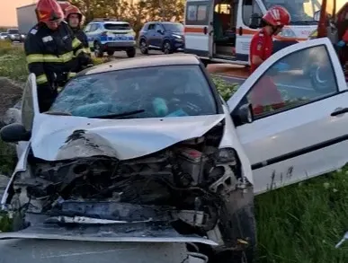 Accident pe DN 6. O femeie și o fetiță de șapte ani, transportate la spital după ce mașina a intrat într-un un stâlp de electricitate
