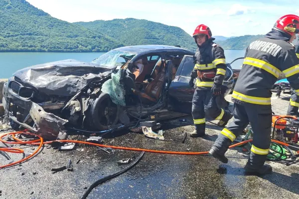 Polițistul mort în tragedia rutieră din Mehedinți ar fi avut o alcoolemie uriașă- SURSE. În urma accidentului a murit și un pompier