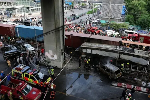 Accident grav în Thailanda: Opt persoane au murit după impactul dintre un tren și un autobuz care a luat foc la Bangkok
