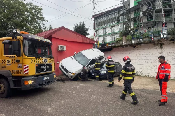 Accident spectaculos în Sălaj: o șoferiță de 74 de ani a căzut cu mașina într-o curte după o parcare nereușită