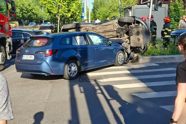 Accident grav în Sectorul 3 din București! Două mașini implicate, una s-a răsturnat la intersecția Liviu Rebreanu cu Ion Agârbiceanu