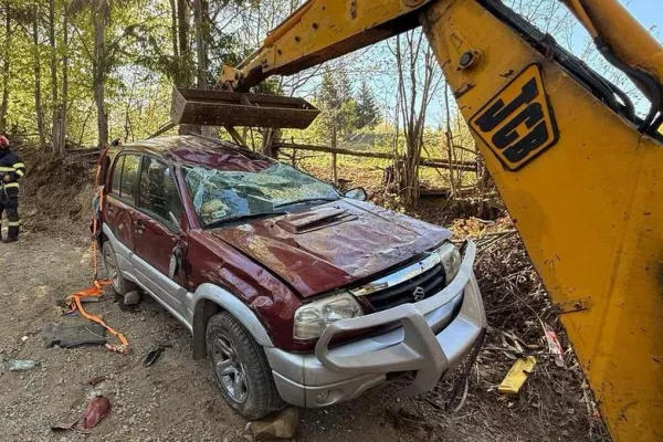Accident rutier grav în Bistrița Năsăud: o mașină s-a răsturnat pe plafon. Victimele sunt o bunică și nepotul de 2 ani