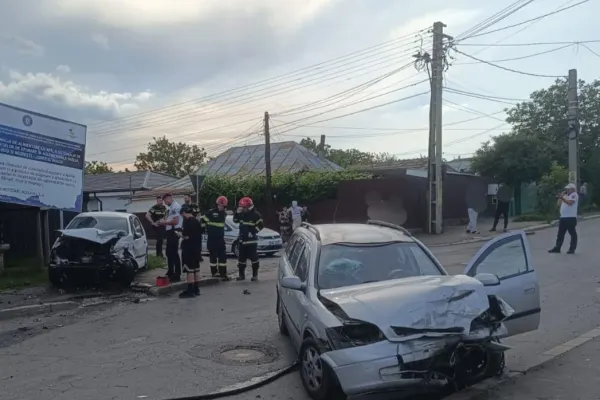 Accident grav în Huși: intervenție de urgență după o coliziune între două autoturisme. Cinci persoane au fost implicate