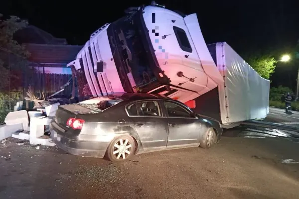 Accident rutier, pe DN 7 în Vâlcea. Un TIR încărcat cu energizante s-a răsturnat peste o mașină parcată