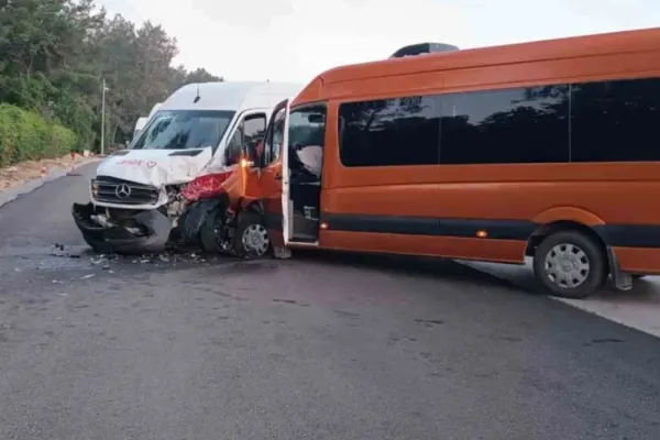 Șase români, răniți într-un accident cu microbuze turistice în Antalya. Impact violent între două vehicule pline cu turiști