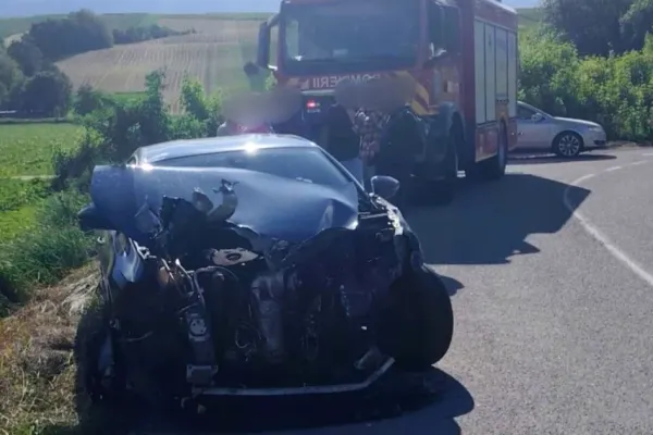 Accident feroviar în Suceava. Un autoturism a fost lovit de tren în localitatea Probota