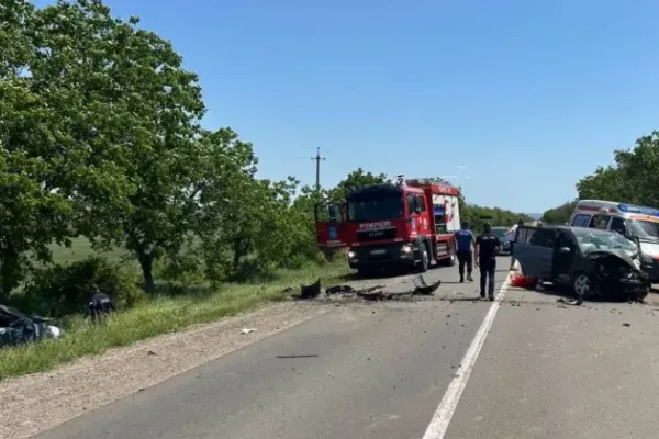 Accident rutier cumplit. Două persoane și-au pierdut viața, iar un copil de 4 ani a fost transportat de urgență la spital