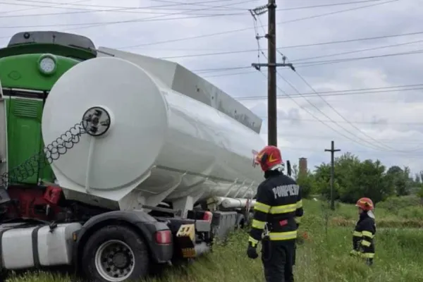 Accident feroviar în Giurgiu: un tren marfar a lovit o cisternă încărcată cu motorină. Sunt scurgeri de lichid
