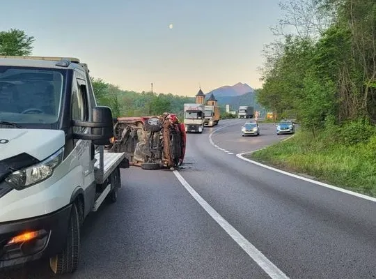 Accident pe DN 7, în judeţul Vâlcea. 7 persoane printre care şi trei copii, transportaţi la spital, după ce o autoutilitară s-a răsturnat