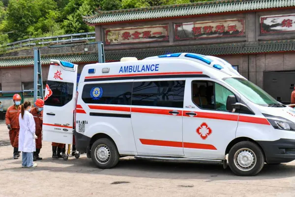 Accident cumplit în China: 13 morți după ce un microbuz supraîncărcat a lovit un camion