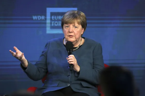 Merkel critică UE pentru că nu își folosește potențialul diplomatic în discuțiile cu Rusia privind războiul din Ucraina
