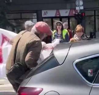 Haos la protestele din Belgrad: un șofer a intrat cu mașina în manifestanți. Un bărbat a fost rănit