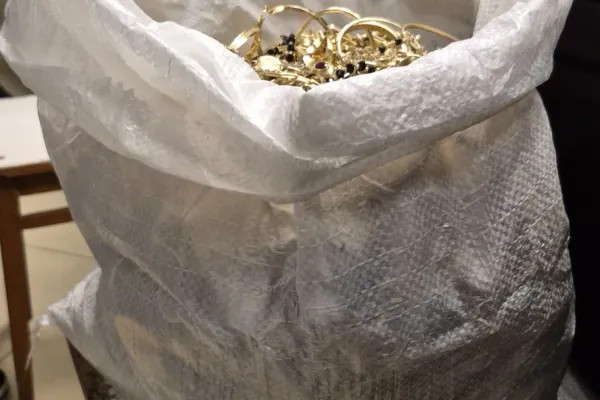ANAF a confiscat aproape 18 kilograme de aur de la o casă de amanet din Timișoara: de unde provenea