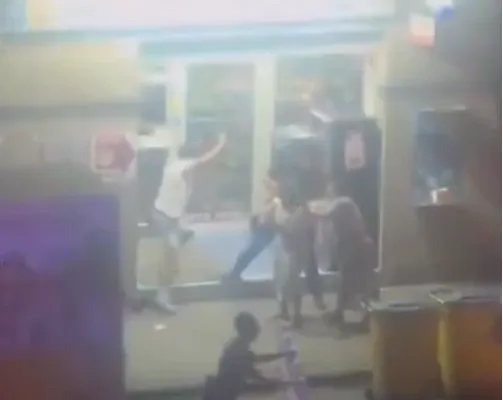 Bătaie cu macete și sticle între două clanuri de romi în Germania: sute de martori, mai mulți răniți - VIDEO