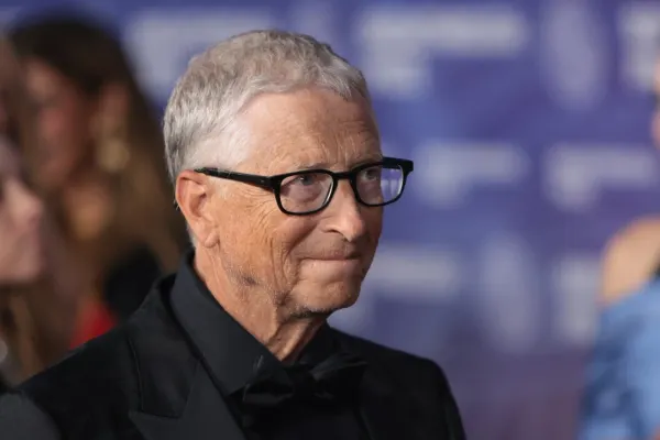 Bill Gates împinge lumea spre dosarul digital total: ID biometric, bani și sănătate într-un singur sistem