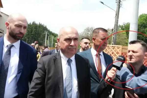 Jurnalist Realitatea Plus, împins de aghiotanții lui Ilie Bolojan pentru că a întrebat despre banii pe microbuzele din Bihor - VIDEO