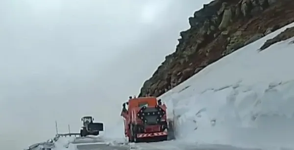 Drumarii fac eforturi pentru redeschiderea drumurilor montane: utilajele intervin pe Transalpina și Transfăgărășan VIDEO