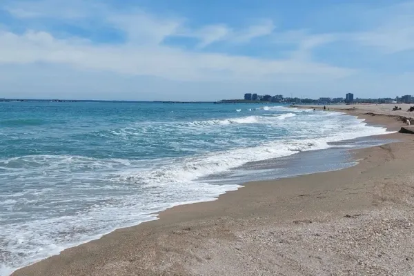 Un fragment de dronă a fost descoperit pe plaja din Eforie Nord. Autoritățile verifică proveniența