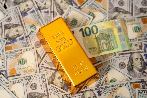 Leul, în scădere liberă: euro și dolarul ating noi recorduri. Cu cât se vinde gramul de aur