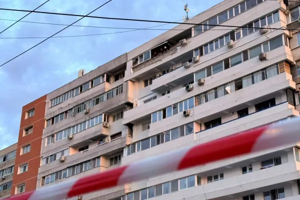 Blocul din Galați lovit de dronă rusească, în plin proces de reparații. Familia afecatată nu se mai întoarce