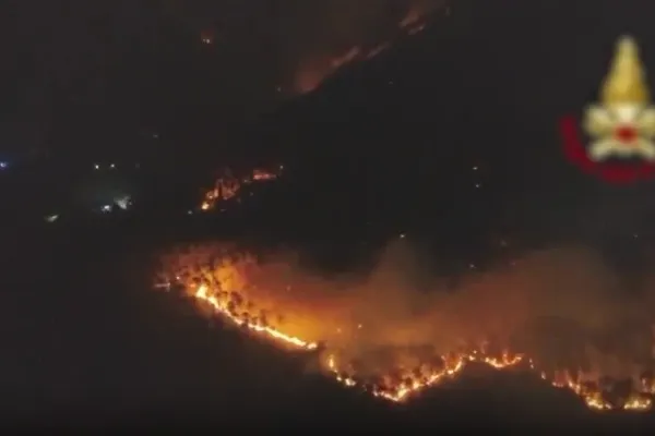 Incendiu puternic de vegetație. Peste 3.000 de oameni evacuați în Italia