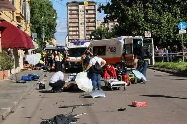 Șapte victime după ce o mașină a intrat în pietoni în centrul unui oraș din Italia