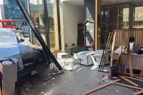Accident bizar în Galați. O șoferiță de 71 de ani a intrat cu mașina direct într-un bancomat, rănind o femeie FOTO