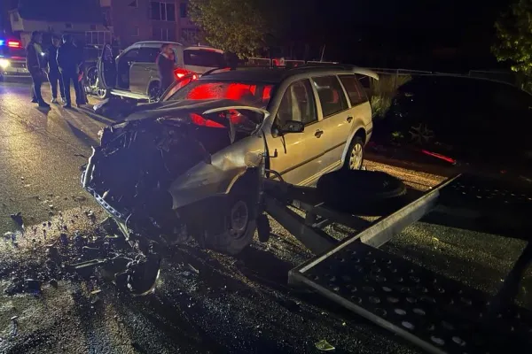 Accident grav în Neamț. Doi răniți și patru mașini avariate, după ce un TIR a spulberat o mașină neasigurată la viraj - FOTO