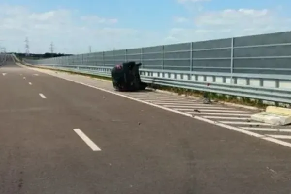 Cursă nebună pe A2: un tânăr căutat pentru furt s-a răsturnat cu mașina. Ce au descoperit polițiștii