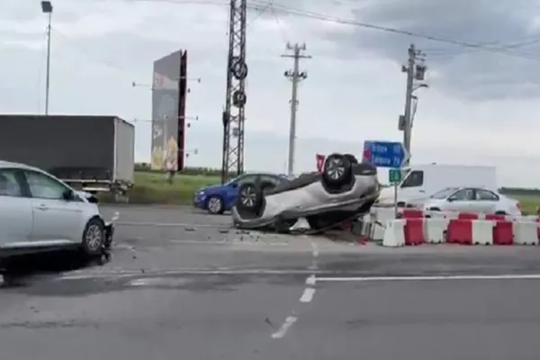 Accident spectaculos pe DN1, în Prahova: o mașină s-a răsturnat în sensul giratoriu - FOTO