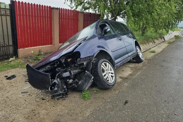 Accident grav în Vaslui: Șase oameni, printre care trei copii, au ajuns la spital după ce o mașină s-a izbit violent de un cap de pod