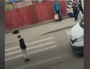 Noul trend care îi scoate din minți pe șoferi. Adolescenții blochează intenționat trecerile de pietoni- VIDEO