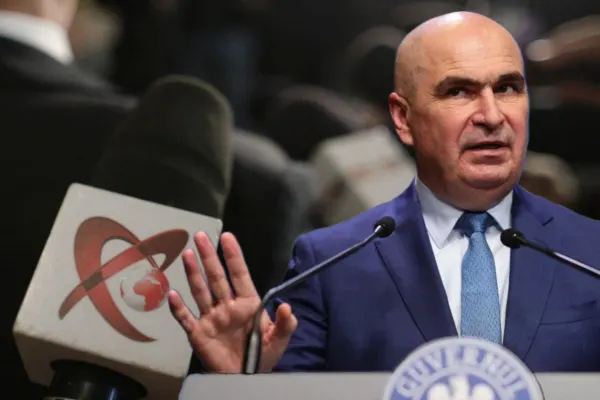 Ilie Bolojan a fugit de jurnaliști cu câteva ore înainte de moțiunea de cenzură. Premierul, flancat de liberali să nu fie încolțit de presă - VIDEO