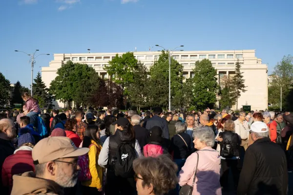 Mitinguri pro-Bolojan înainte de demitere. SURSE: Manifestanții de la Guvern, aduși cu autocarele de PNL