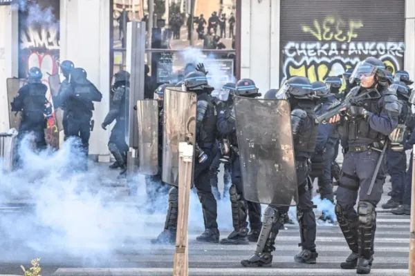 Proteste violente în Franța: peste 150.000 de oameni vor salarii mai mari și cer demisia Guvernului - VIDEO