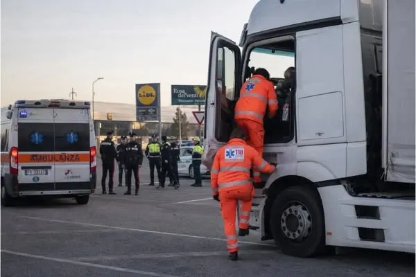 Șofer român, mort  în cabina TIR-ului, în Italia. Colegii l-au găsit fără suflare