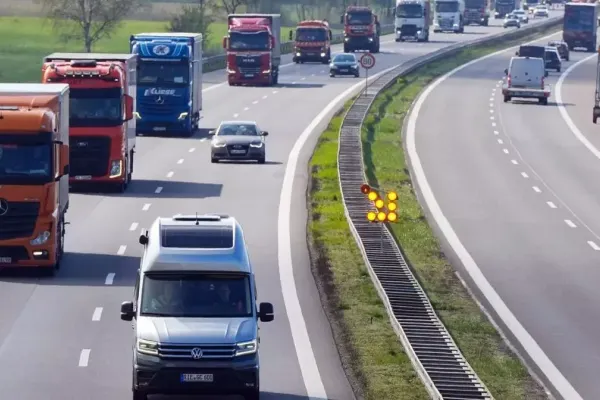 Șofer român de TIR, prins în lenjerie intimă și băut la volan pe contrasens, în Austria. Ce i-au făcut polițiștii