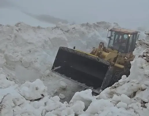 Imagini spectaculoase de pe Transfăgărășan: zăpada depășește cinci metri. Drumarii acționează FOTO&VIDEO