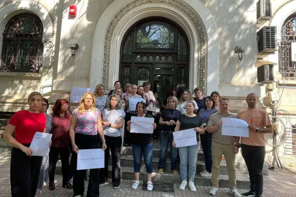A doua zi de proteste la Finanțele din Olt. Angajații și-au întrerupt activitatea timp de 90 de minute