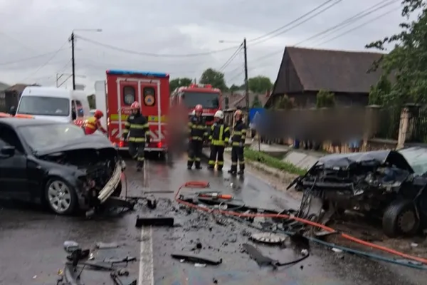Accident grav în județul Cluj. Trei persoane au ajuns la spital după ce două autoturisme s-au ciocnit violent