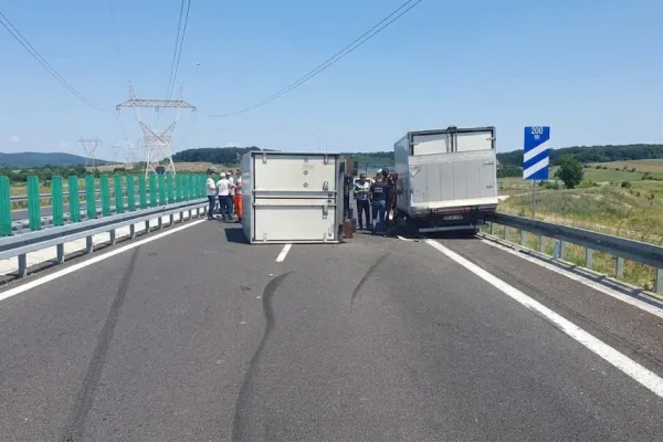 Două persoane rănite într-un accident pe DEx12. Circulația, blocată pe sensul Craiova-Pitești