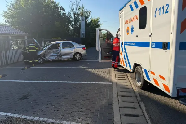 Ambulanță implicată într-un accident rutier în apropiere de Iași. Șapte persoane implicate în coliziune