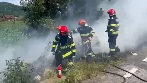 Accident grav pe DN 73, în județul Argeș: două mașini s-au ciocnit violent, una a luat foc