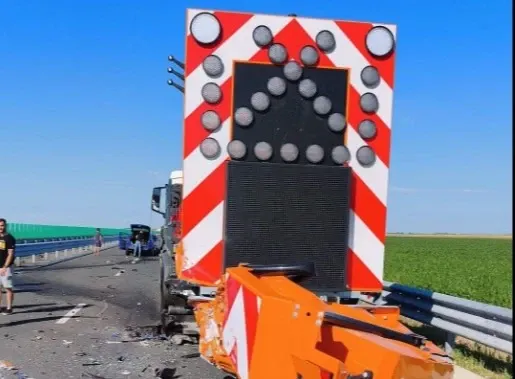 Accident grav pe Drumul Expres Craiova - Pitești. O mașină a lovit din spate o autospecială CNAIR