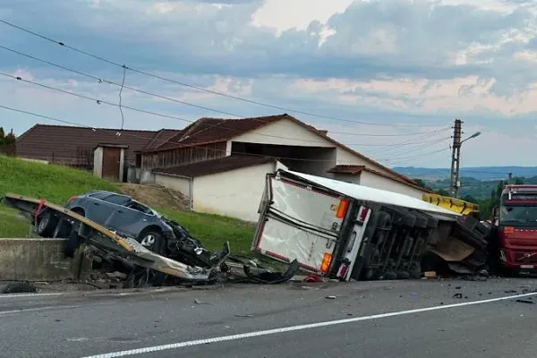 Accident grav pe DN1 în Bihor: o femeie a murit, iar trei persoane au fost rănite după ce un TIR a intrat pe contrasens