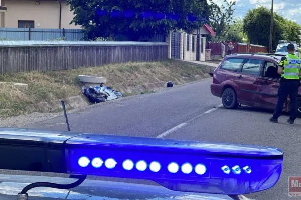 Un șofer de 82 de ani a provocat un accident cumplit în Botoșani. Motociclist și femeie, răniți după impact