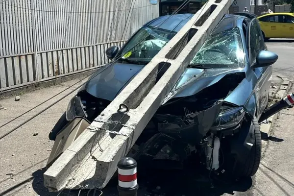 Accident în Craiova. O șoferiță de 19 ani a pierdut controlul volanului și a doborât un stâlp de beton