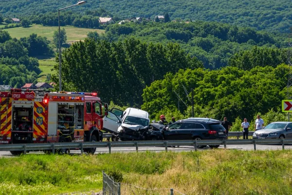 Pompierii intervin de urgență pe A1, după un accident produs între trei mașini pe sensul Pitești - Curtea de Argeș. Două persoane, încarcerate