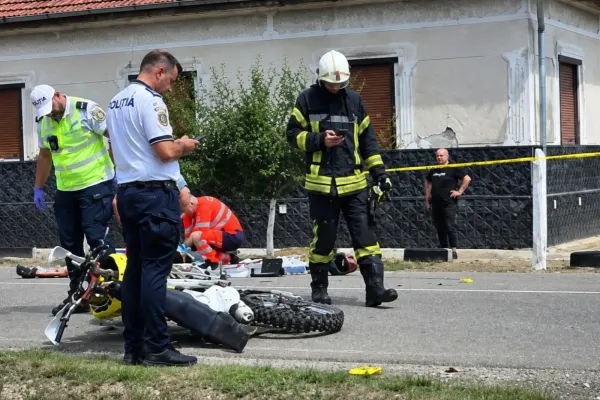 Accident mortal în județul Timiș. Doi tineri de 17 şi 18 ani și-au pierdut viața după ce au intrat cu motocicleta într-o mașină